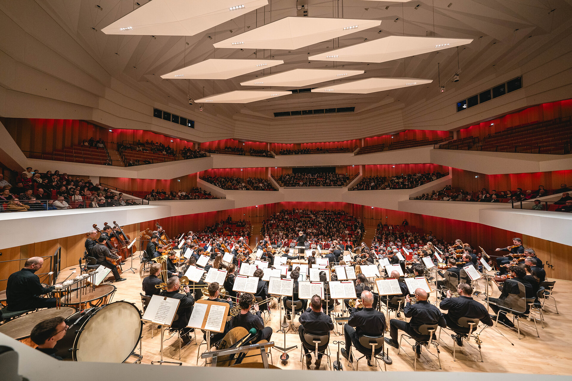 Publikumsblick im Kulturpalast Dresden, während die Dresdner Philharmonie ein Konzert spielt.