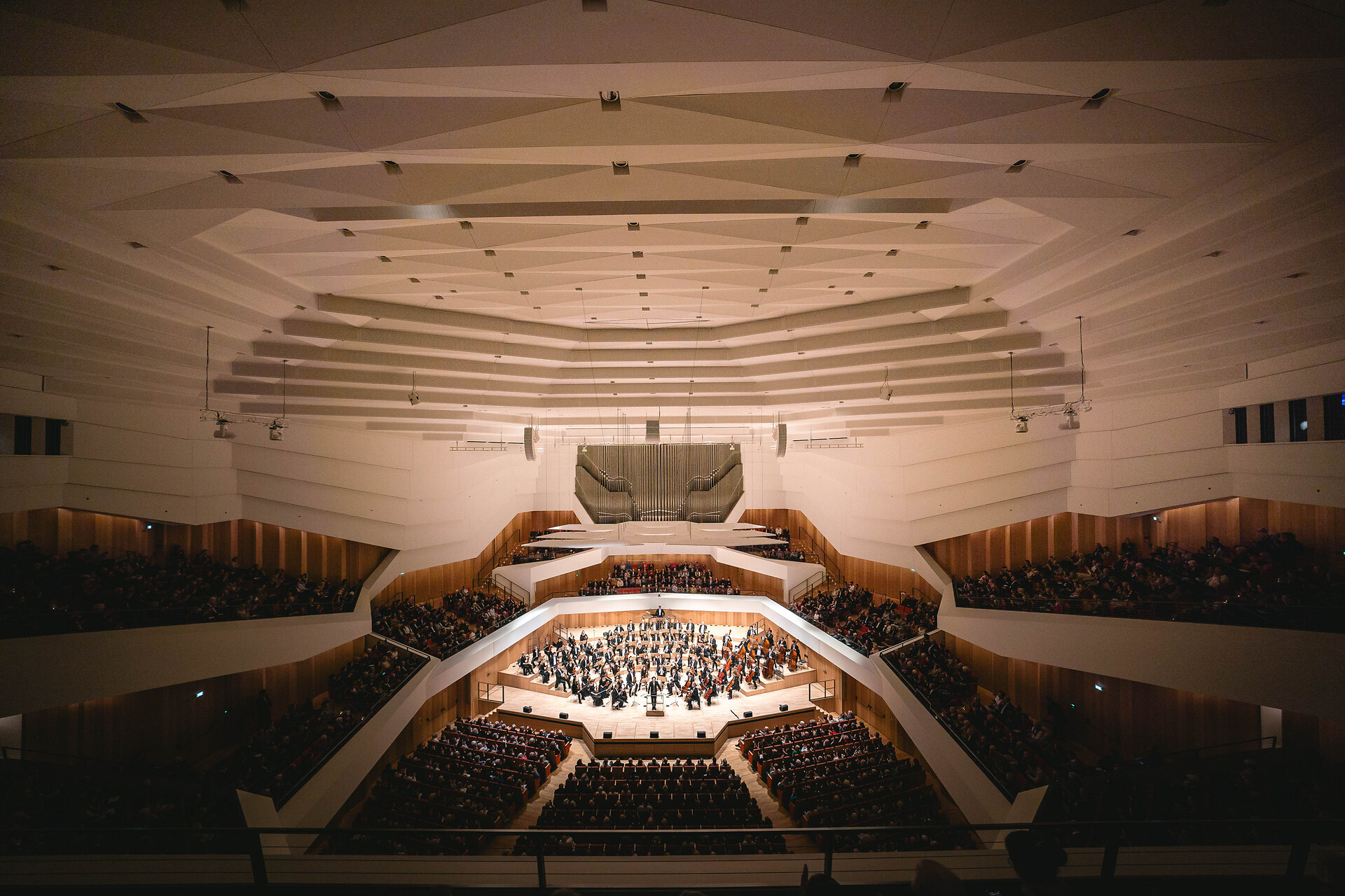 Totale des Konzertsaals im Kulturpalast Dresden mit der Dresdner Philharmonie und Publikum.