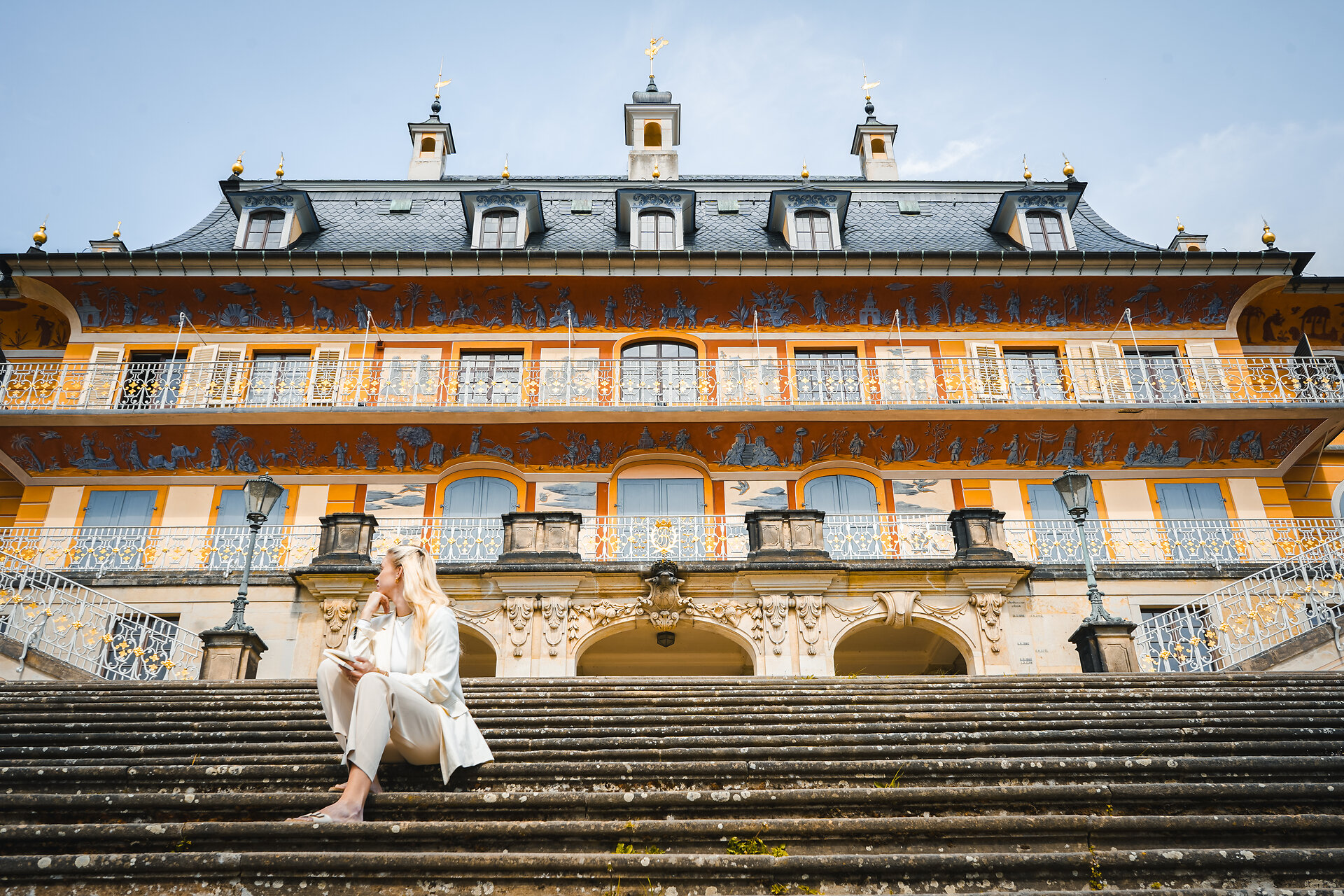 Wasserpalais von Schloss Pillnitz mit Freitreppe und barocker Fassade an der Elbe.